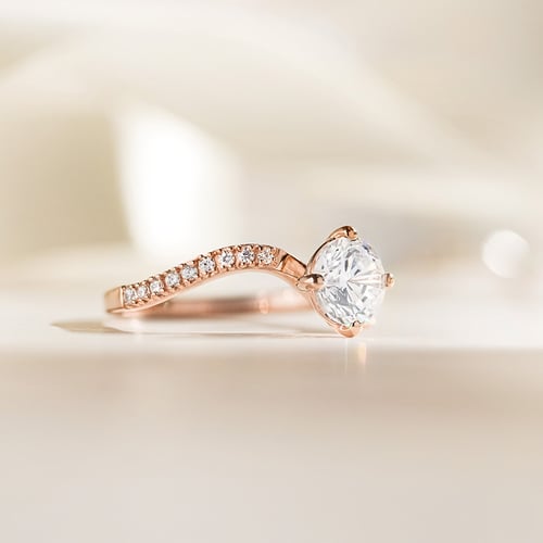 Atypický zásnubný prsteň s round moissanitom a lab-grown diamanty Elise