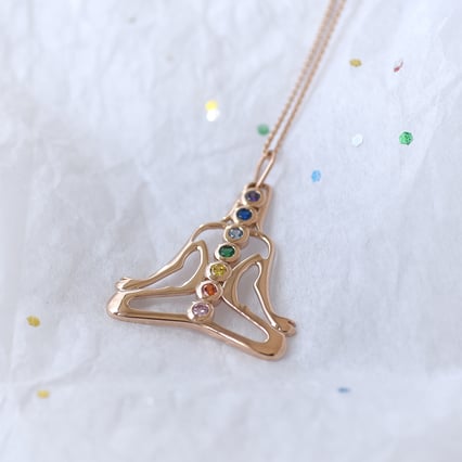 Zlatý prívesok so zirkónmi vo farbe čakier Yoga