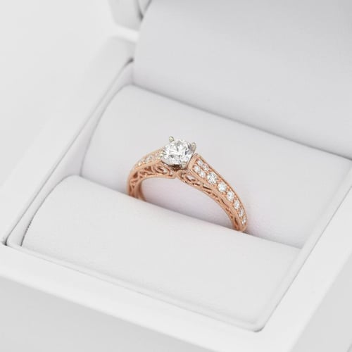 Zásnubný prsteň vo vintage štýle s moissanitom a lab-grown diamantmi Nadria