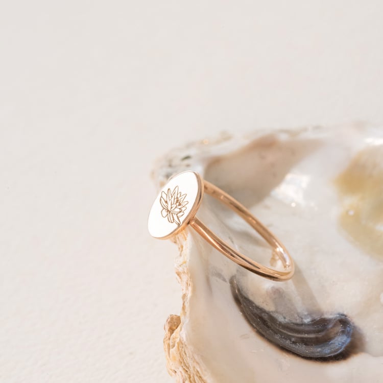 Oválny prsteň s gravírom kvetiny Jodi 101091