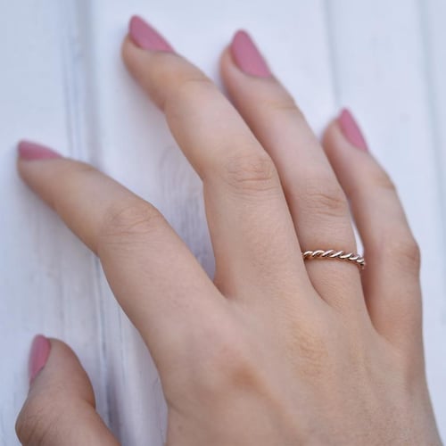 Minimalistický prepletený prsteň zo zlata Arwa