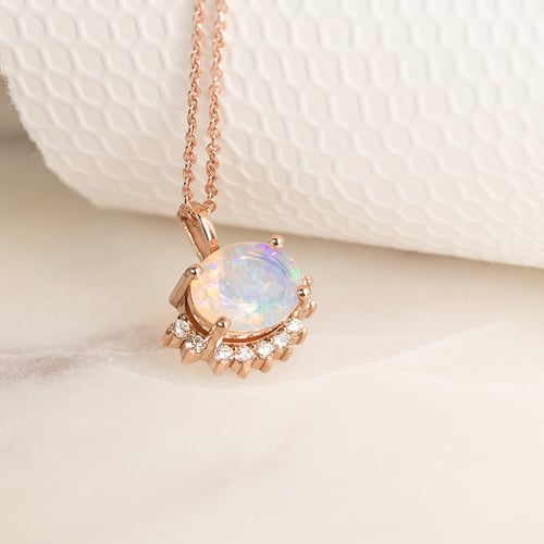 Half halo prívesok s oválnym opálom a diamantmi Fursey