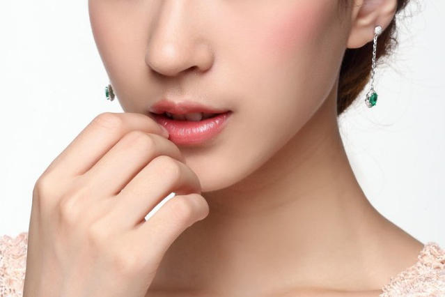 Luxusné zlaté smaragdové náušnice 4899