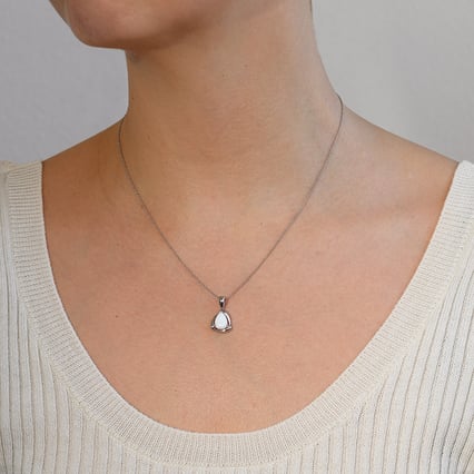 Strieborný prívesok s bielou opálovou kvapkou Faustyne