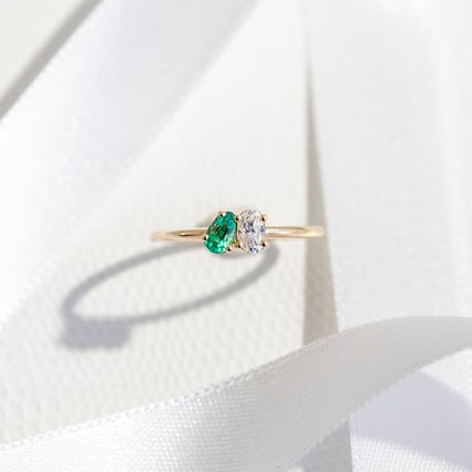 Zásnubný prsteň Toi et Moi so smaragdom a moissanitom Calvin