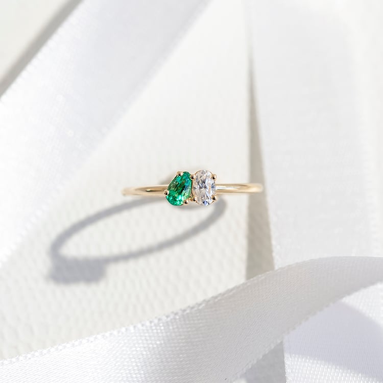 Zásnubný prsteň Toi et Moi so smaragdom a moissanitom Calvin 110266