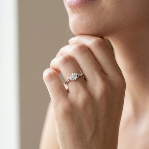 Zásnubný prsteň s postrannými diamantmi Norbu