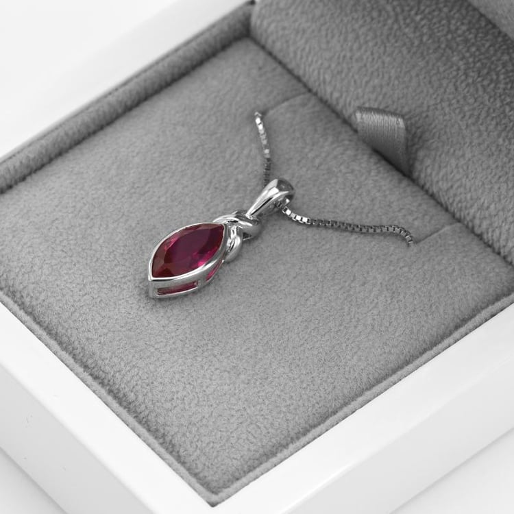 Vášnivý rubín v náhrdelníku 9441