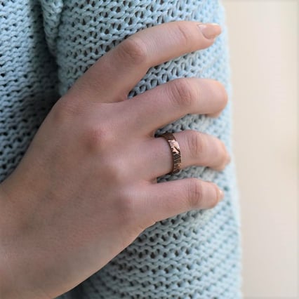 Svadobné obrúčky s reliéfom pozlátené na hnedo Olana