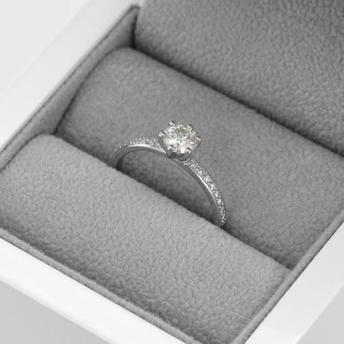 Zásnubný zlatý prsteň s moissanitom a lab-grown diamantmi Fuena