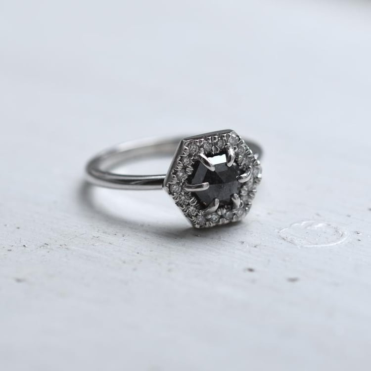 Zlatý prsteň s hexagon diamantom 49685