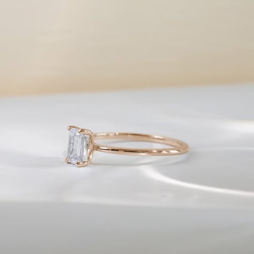 Zásnubný prsteň zo zlata v orieškové farbe s emerald lab-grown diamantom Olson