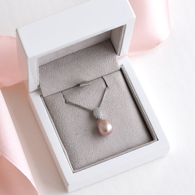 Strieborný prívesok s perlou a zirkónmi 78013