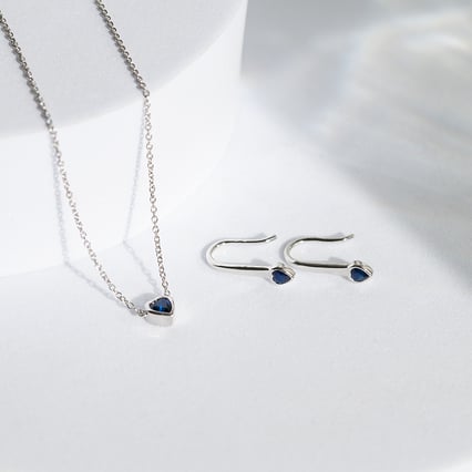 Visiace náušnice so zafírovými srdiečkami Levy