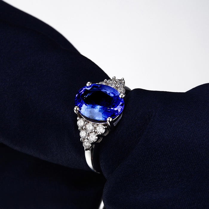 Tanzanitový prsteň z bieleho zlata Cahill 5653