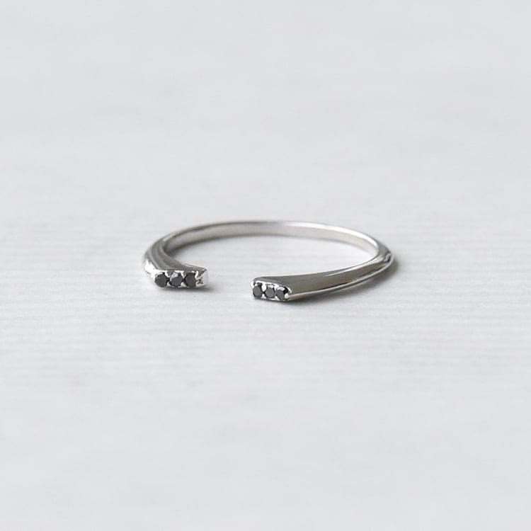 Prsteň zo striebra s čiernymi diamantmi 73078