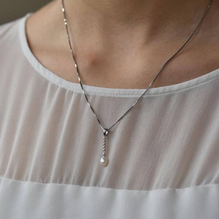 Jemný strieborný prívesok s perlou 24515