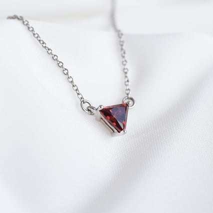 Minimalistický náhrdelník s granátom Joella