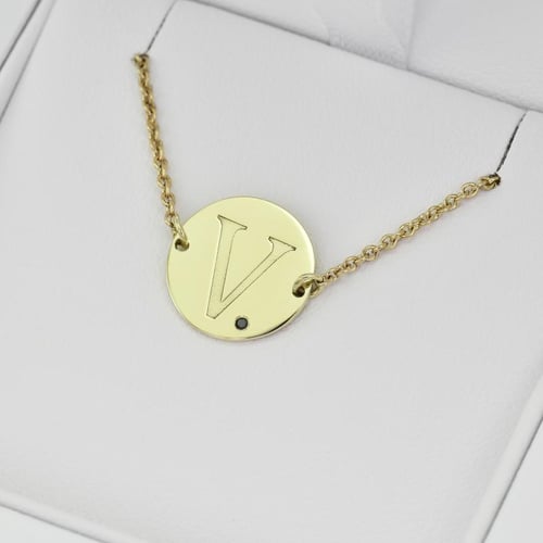 Zlatý náramok s čiernym diamantom a gravírom písmena Berul