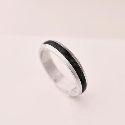 Plochý snubný prsteň z karbónu a striebra Tiah