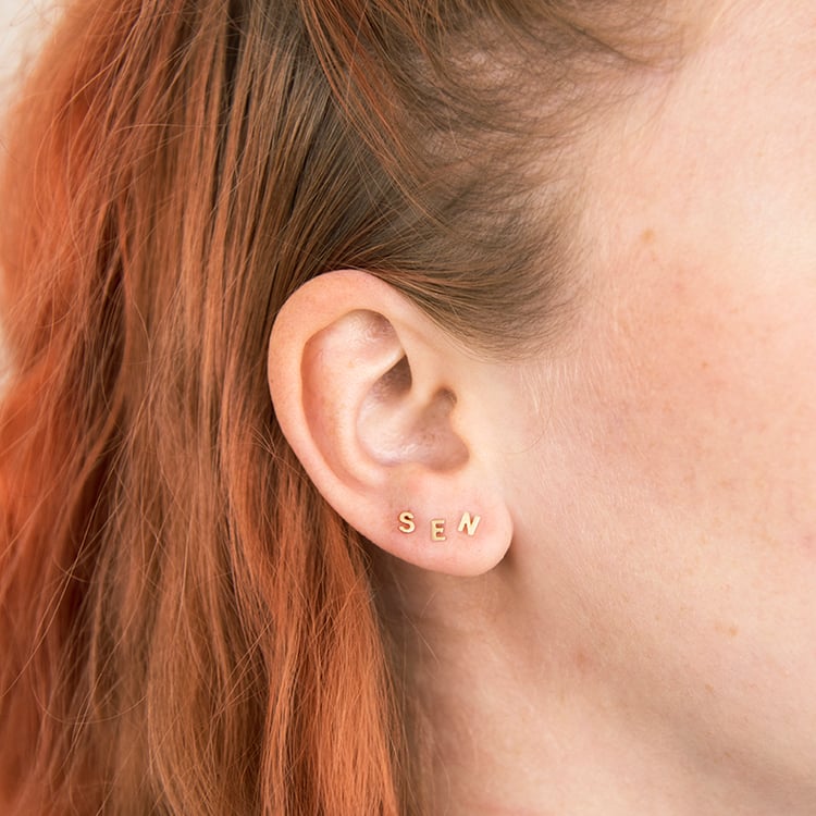 Zlatá náušnica s písmenom Alfabet 109216