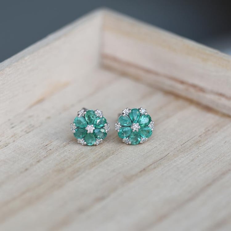 Kvetinové náušnice plné smaragdov a diamantov 48794