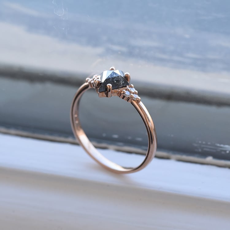 Prsteň so salt and pepper diamantom a postrannými diamantmi zo zlata 80954