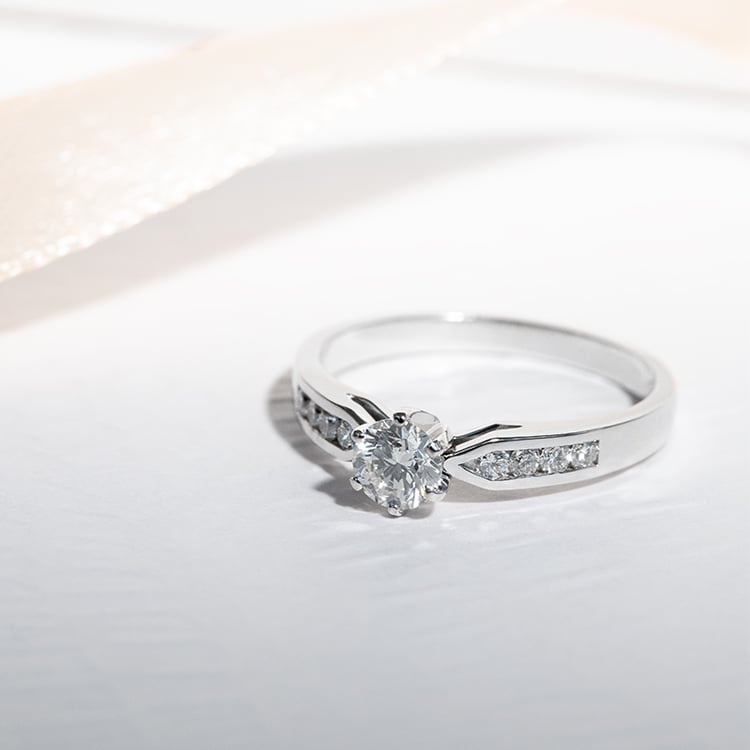 Zásnubný prsteň s diamantmi Cletia 125331