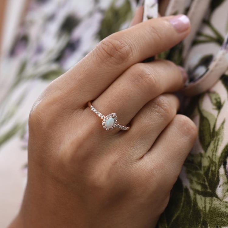 Zlatý prsteň s opálom a diamantmi Hailey 47404