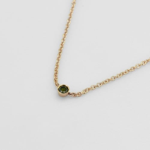 Minimalistický náhrdelník so zeleným diamantom Vieny