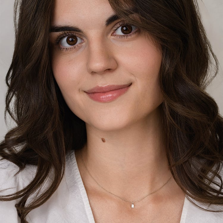 Minimalistický prívesok zo striebra s lab-grown emeraldom Lias 160451