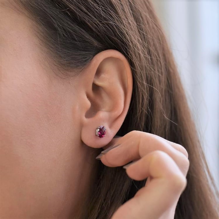 Zlaté náušnice s oválnymi rubínmi 104544