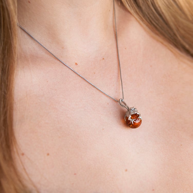 Strieborný jantárový prívesok so žabou Frosch 107873