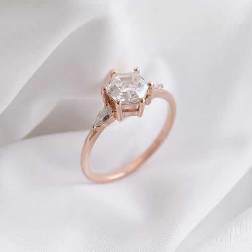 Zásnubný prsteň s hexagon moissanitom a pear diamantmi Larissa