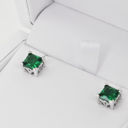 Strieborné napichovacie náušnice so simulovanými smaragdmi Emeka