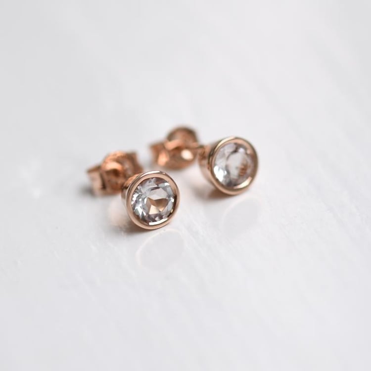 Strieborné bezel náušnice s bielymi topásmi Wetty 102810