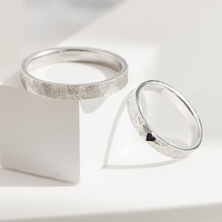 Zlaté tepané svadobné obrúčky so škriabaným povrchom s enamelovým srdcom Vaiole 157198