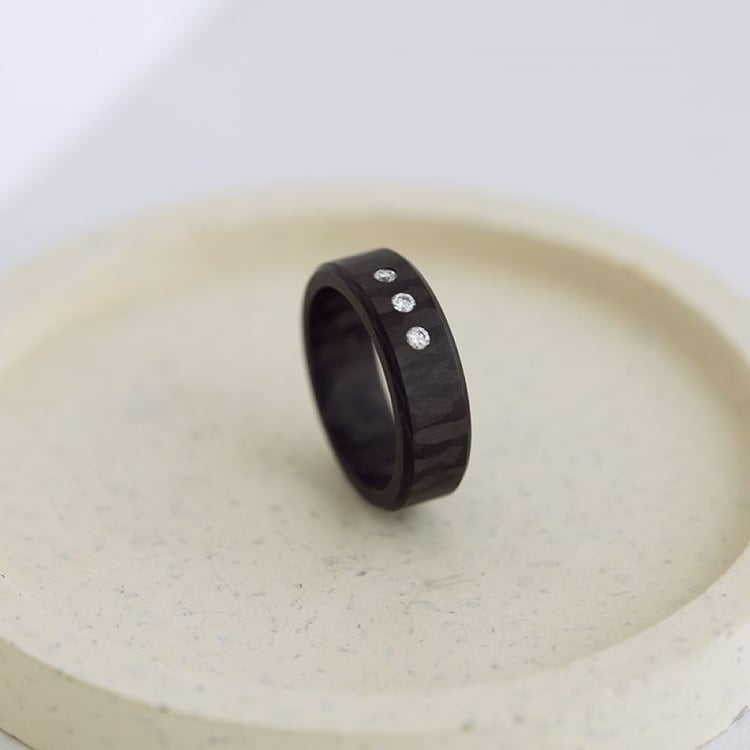 Plochý karbónový snubný prsteň so skosenými hranami a zirkónmi Minnith 165591