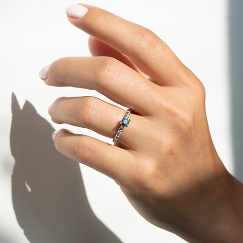Zásnubný prsteň s certifikovaným fancy blue lab-grown diamantom Mae