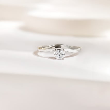 Atypický zásnubný prsteň s oval diamantom Adina