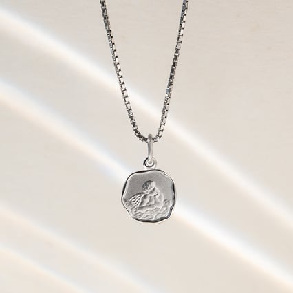 Strieborný prívesok so symbolom anjela Malach