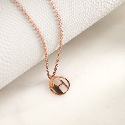 Strieborný prívesok s vykrojeným písmenom Alphabet