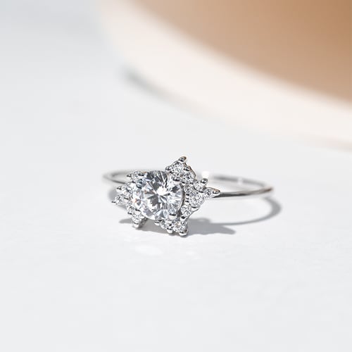 Atypický cluster zásnubný prsteň s diamantmi Loreine