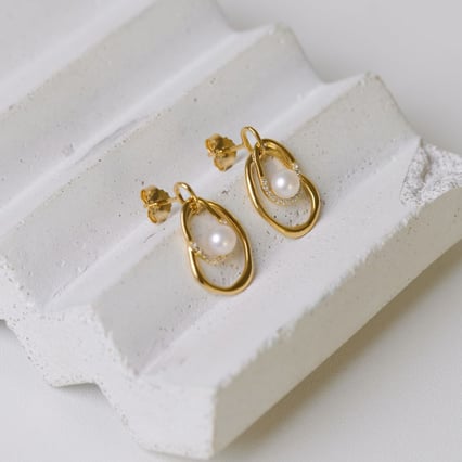 Strieborné perlové náušnice s bielym topásom Frina