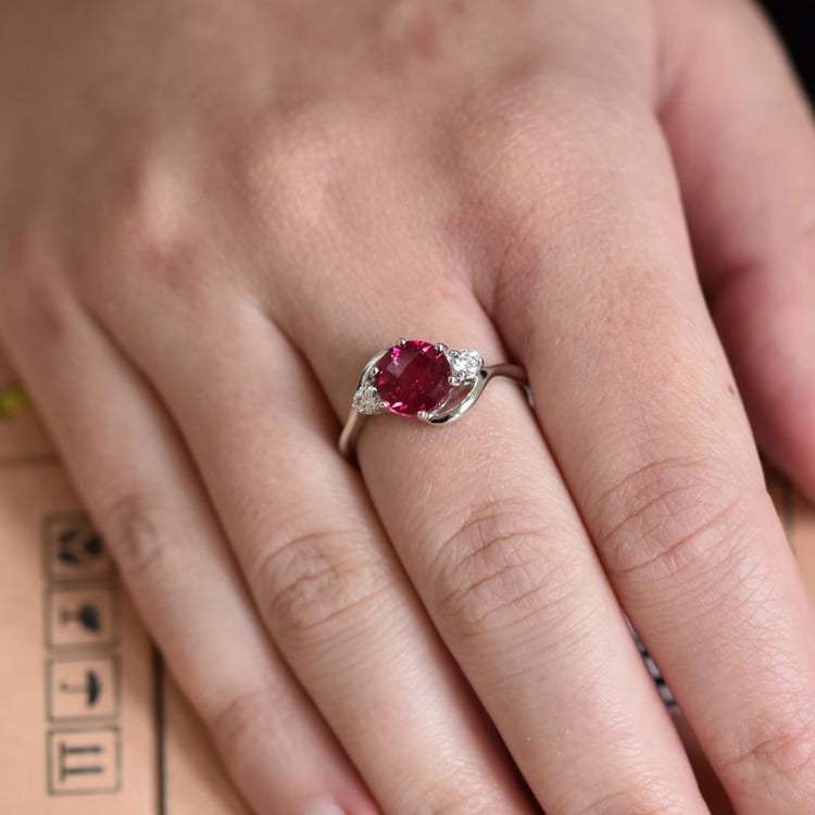 Prsteň s rubínom a zirkónmi Chailee 7313