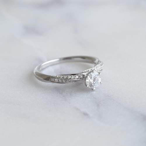 Zásnubný prsteň s postrannými diamantmi Mats