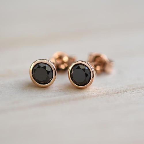 Strieborné bezel náušnice s čiernymi diamantmi Sontre