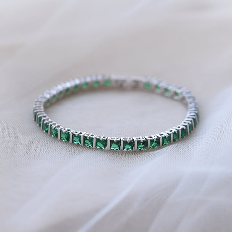 Smaragdy v striebornom náramku 59719