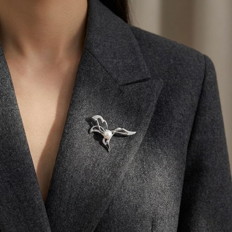 Strieborná brošňa s bielou perlou a zirkóny Carcy 166410