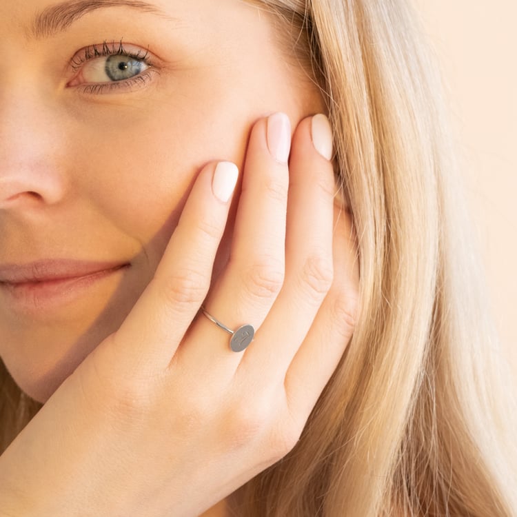 Oválny prsteň s gravírom písmena Bailey 101101